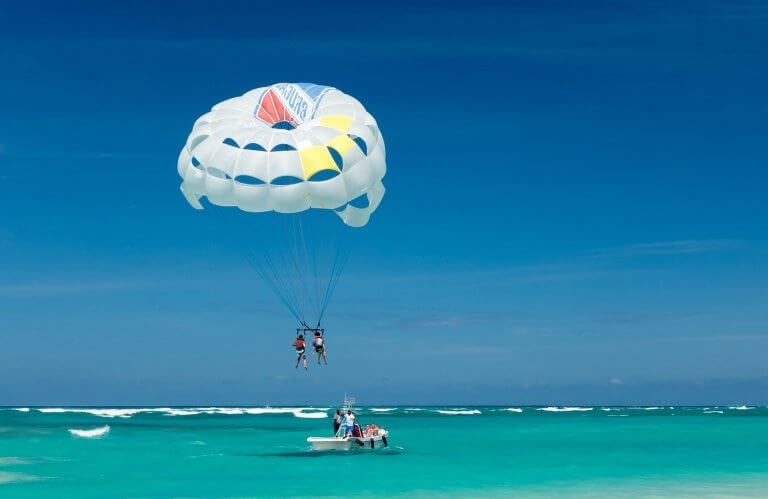 Vacation parasailing Dubai